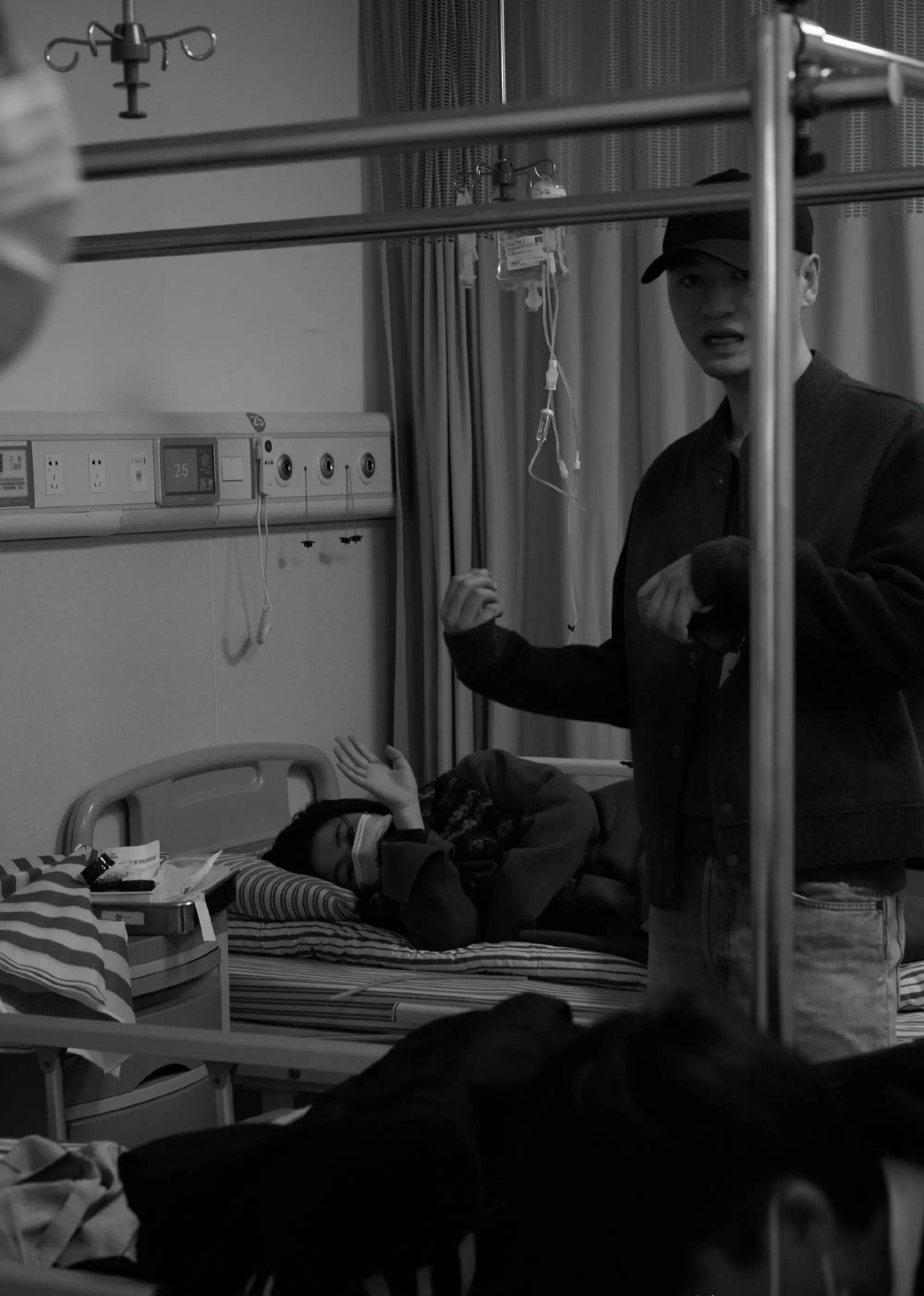 朱珠40度高烧仍坚持工作,病房内化妆引发网友热议