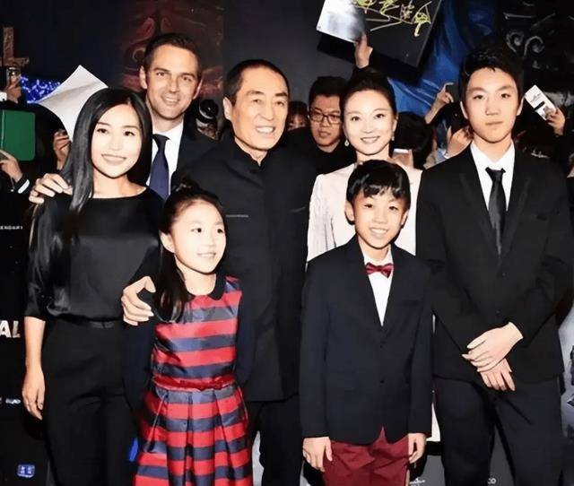张艺谋妻子换发型!