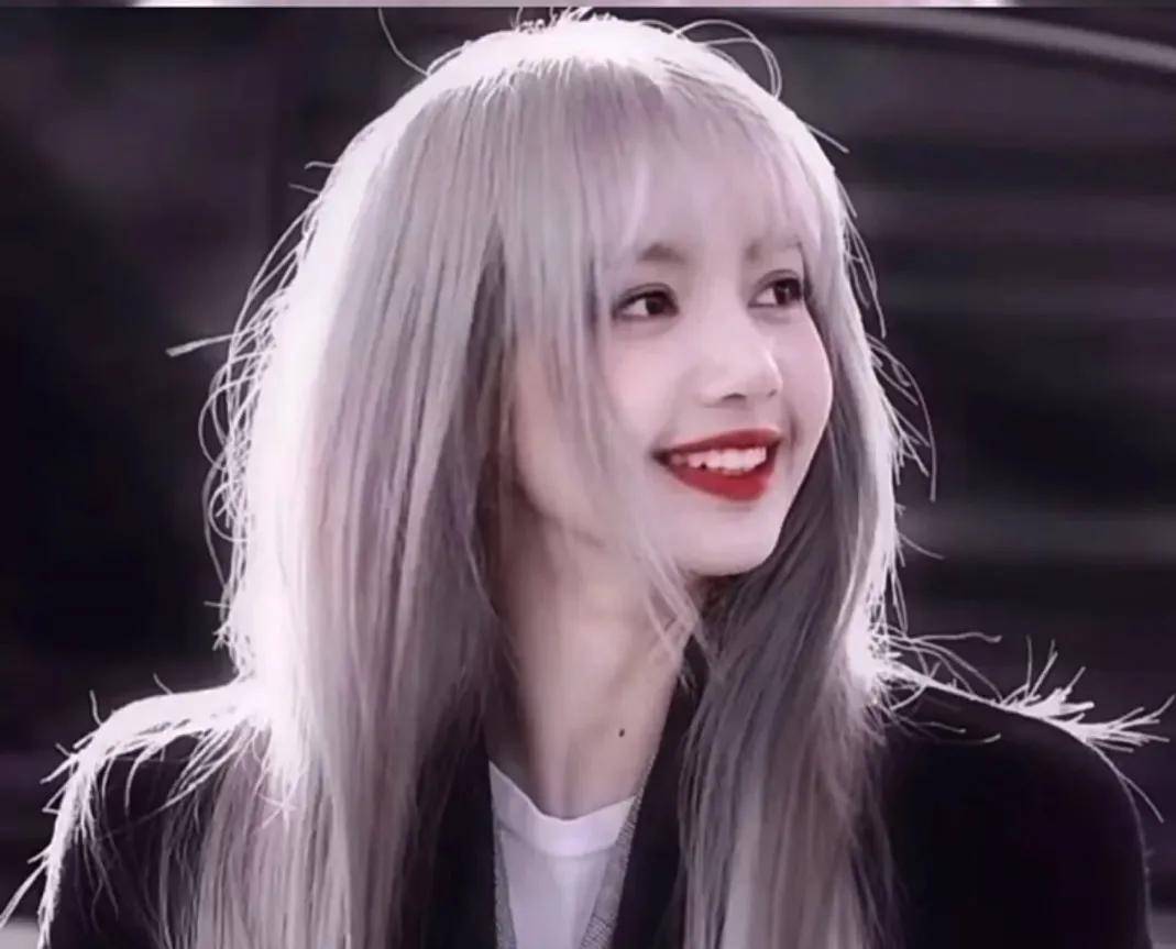 lisa疯马秀后,又把刘海放下来了,但感觉没以前的精气神了.