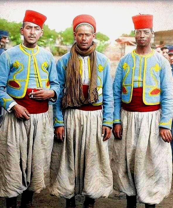 法国一战时各殖民地军队,既有非洲黑人部队,也有白人和黄种人