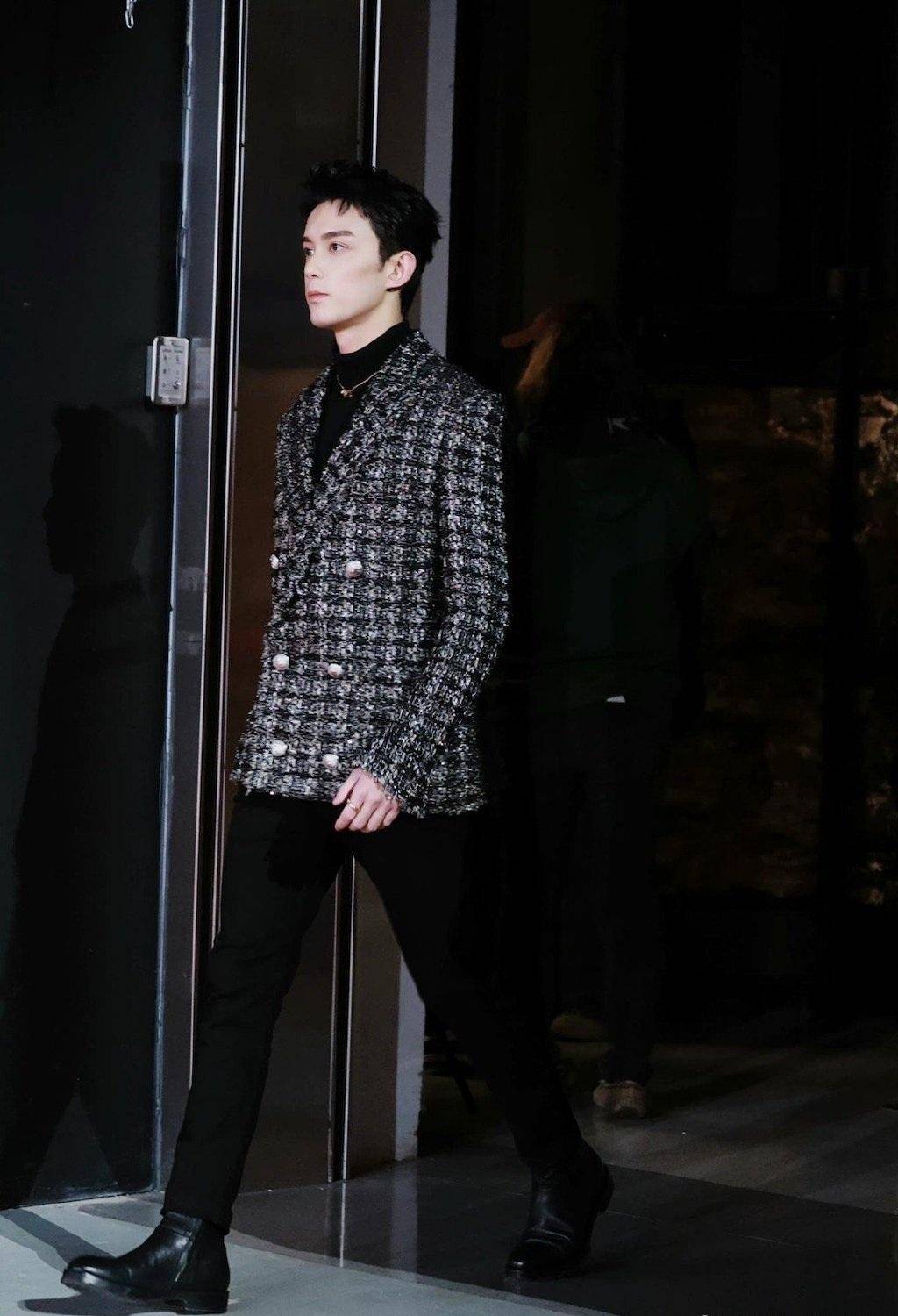 吴磊里面穿黑色高领毛衣,外面搭配黑白格纹西装,下身穿着黑色紧身裤
