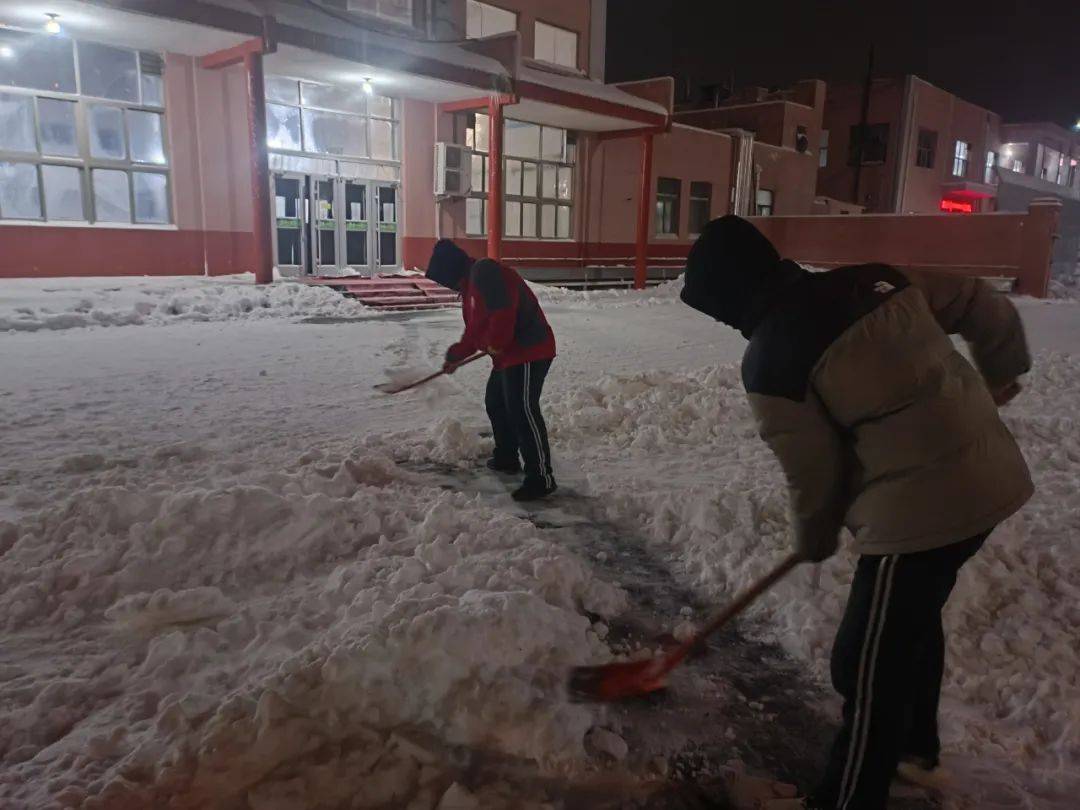 学生除雪照片图片