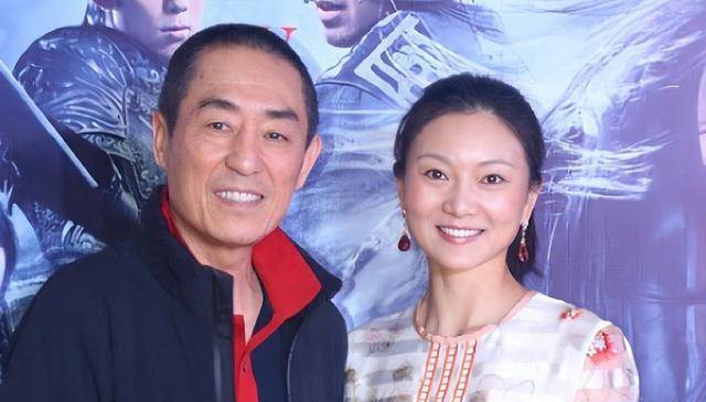 张艺谋妻子换发型!