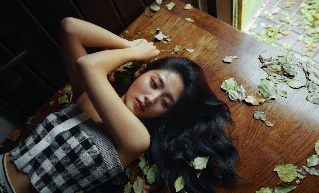 邢菲登上《男人装》封面,身穿性感迷人的吊带透视上衣,深v秀出美丽