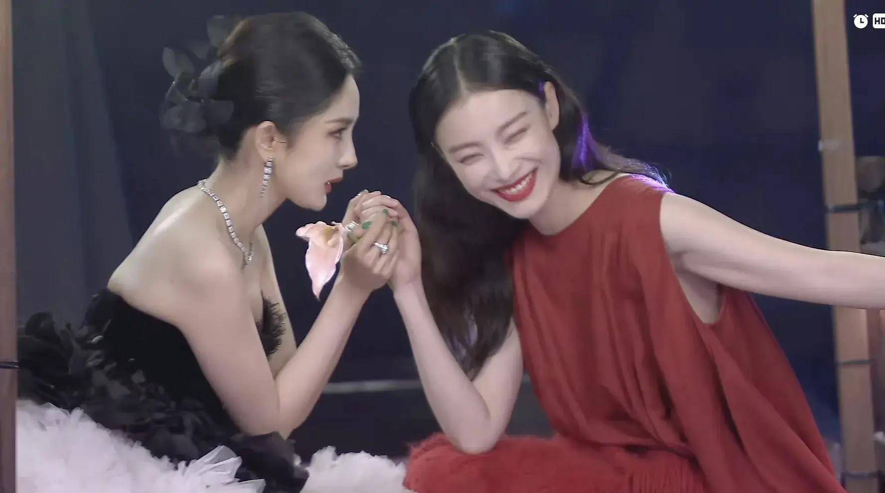 杨幂倪妮在gq盛典船上亲密互动,牵手对视引网友开嗑这对cp!