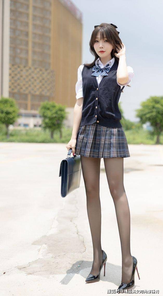 优雅的白色衬衫,格子百褶裙,针织马甲,黑色丝袜,怎么搭配?