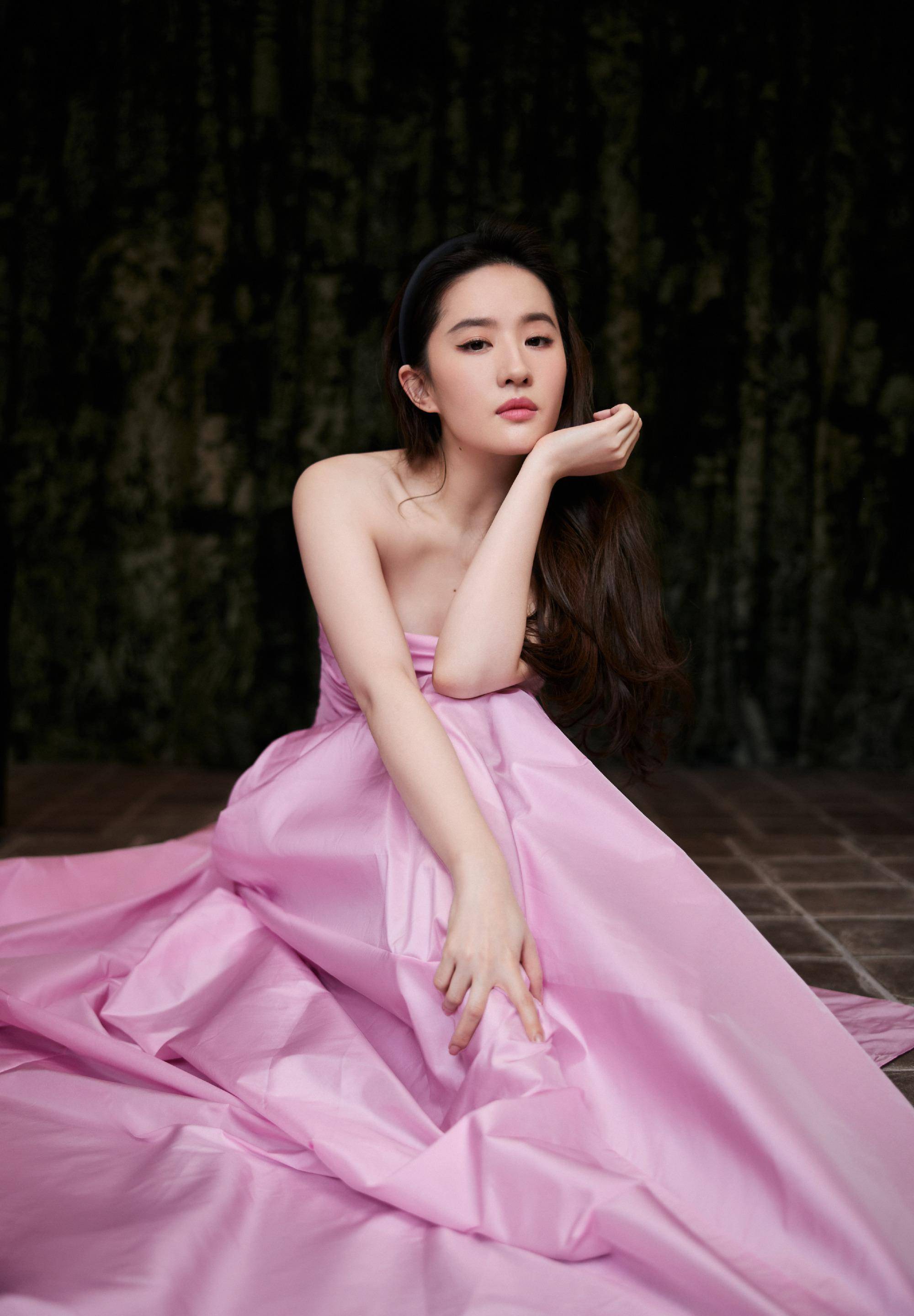 茜茜公主在威尼斯,刘亦菲仙女侧脸,粉色魅惑迷人_女性_气质_裙子