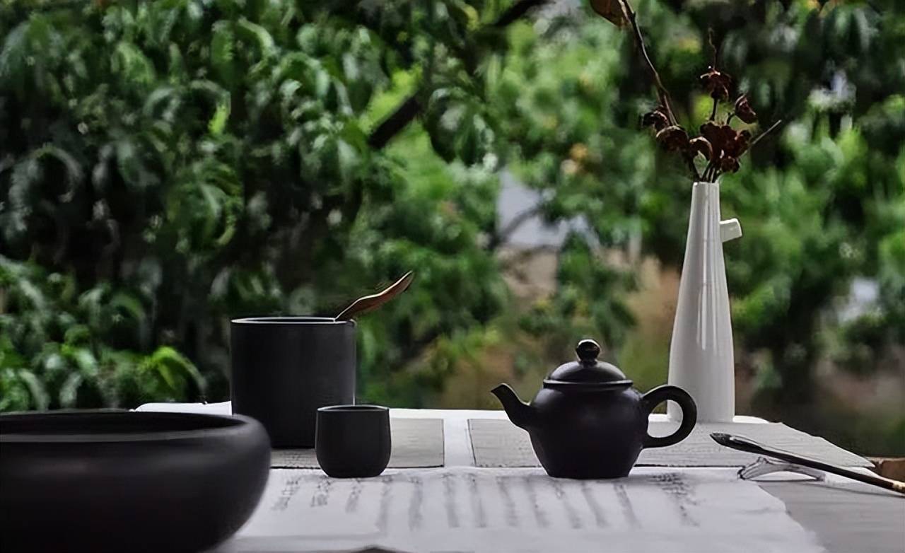 在院子里喝茶,度过岁月慢悠悠