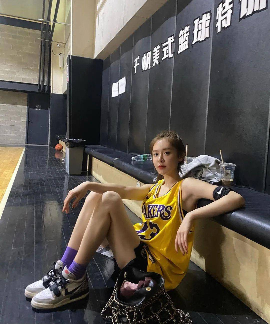 当然,虽然在不同的职业中来回转换,但最适合美娜的必然是nba篮球主播