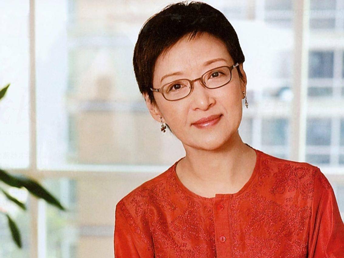 70岁胡因梦亲身示范:女人上了年纪留短发,穿新中式,老了也优雅_女性