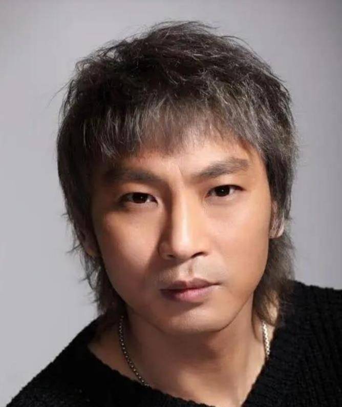 他凭一首歌红遍全国,却被伴舞砍伤缝130针,毁容后沦落去卖马桶_陈少华