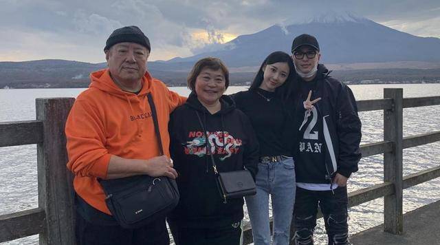 潘玮柏爱妻宣云公开多张婚礼现场高清照,四套婚纱尽显风情万种_新娘