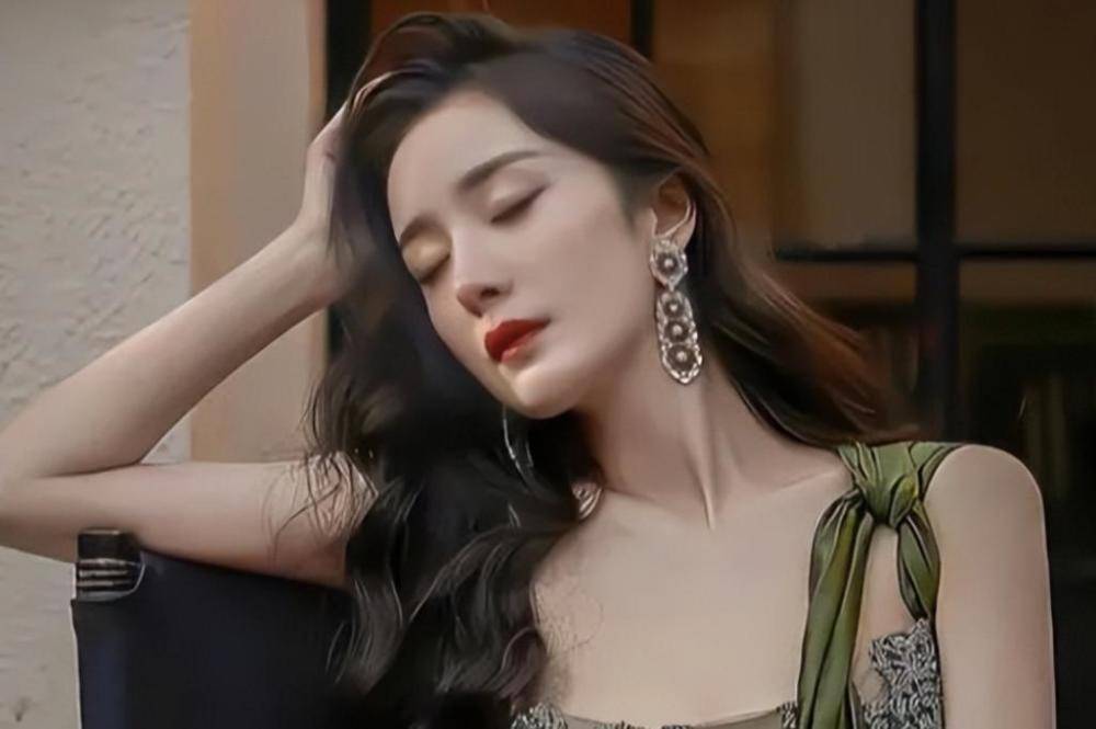 杨幂被曝为旗下艺人拉皮条,五音不全脚臭_身体_明星_交易