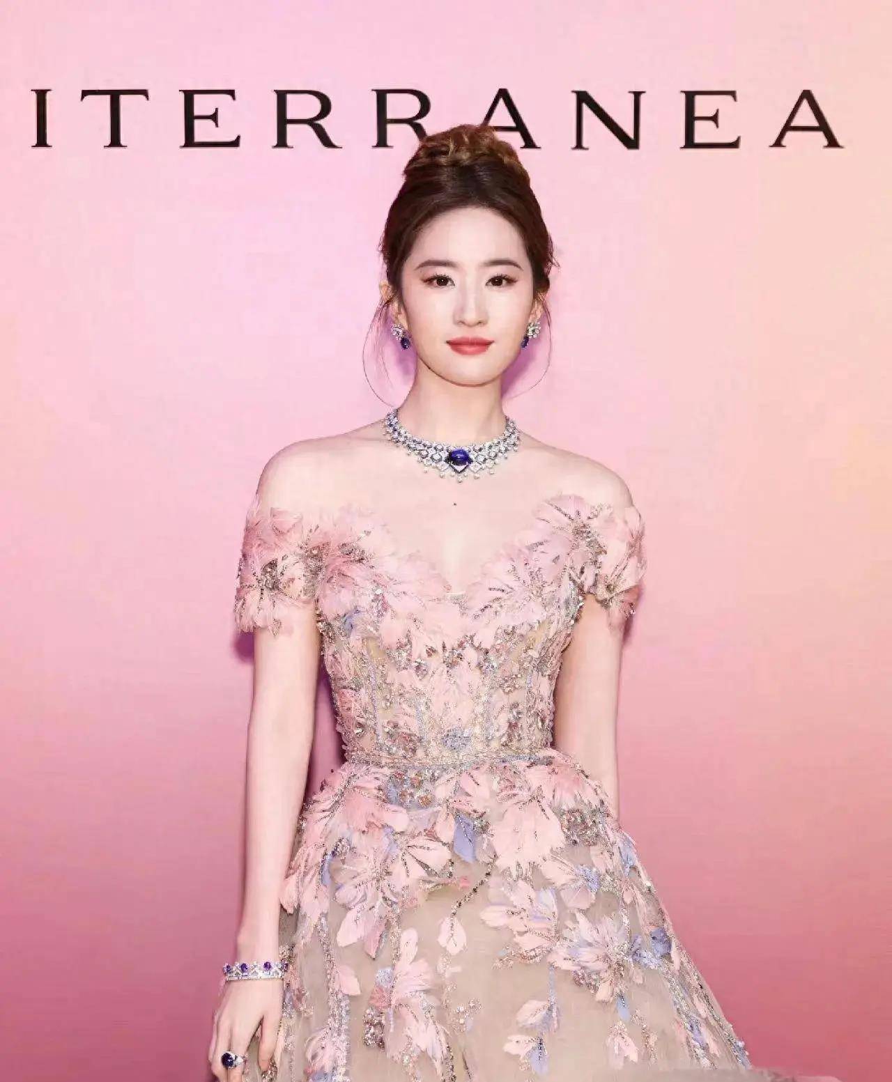 标题:刘亦菲的粉色皮草礼服展现温柔与魅力的最佳表现_活动_发型_气质