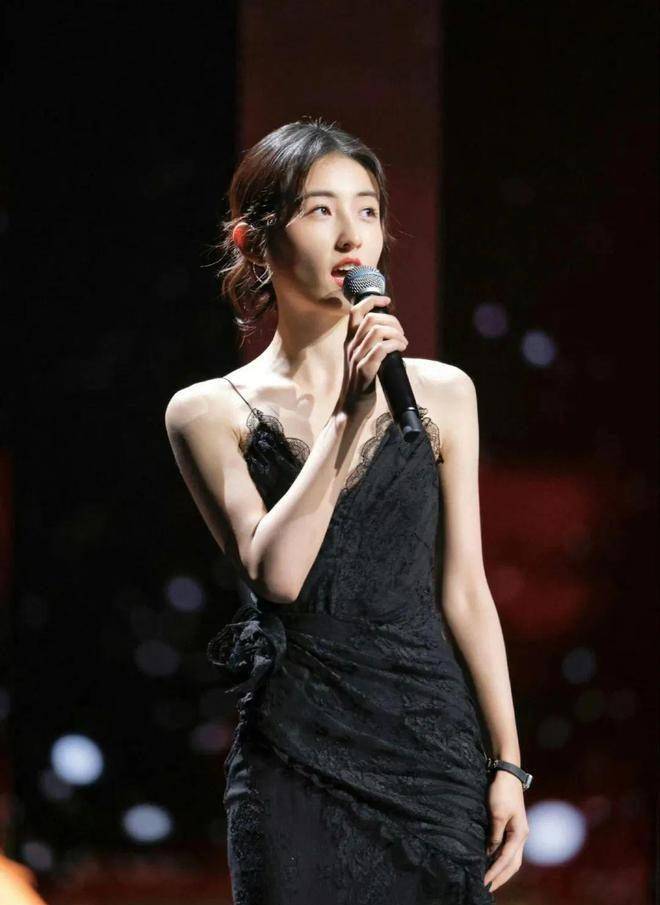 上海这一夜,热巴腰臀比,娜扎穿着大胆,倪妮穿深v,周冬雨老气_身材