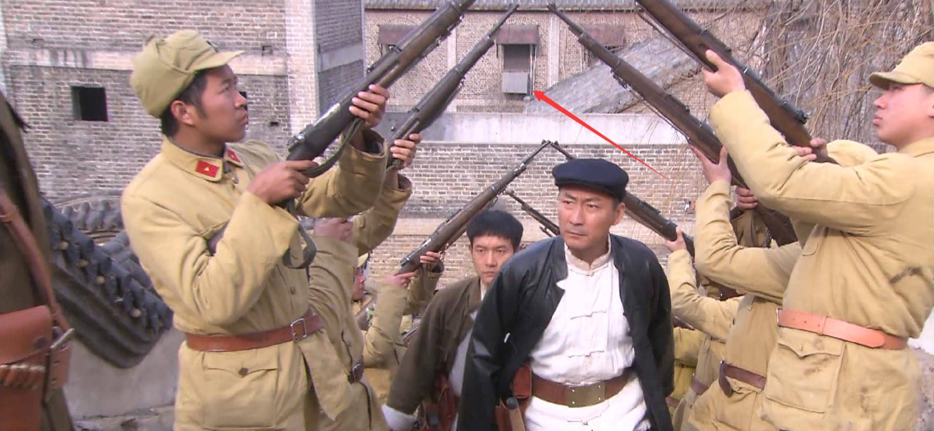 《飞虎队》中的那些雷人穿帮镜头,沙沟炮楼竟然用的是卷帘门_刘洪