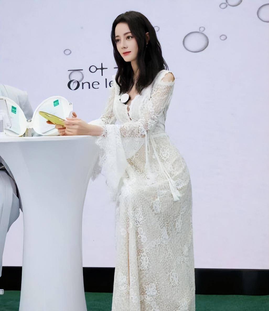 迪丽热巴带货直播:大五官真的不抗老,五官与造型越来越商业化_长相