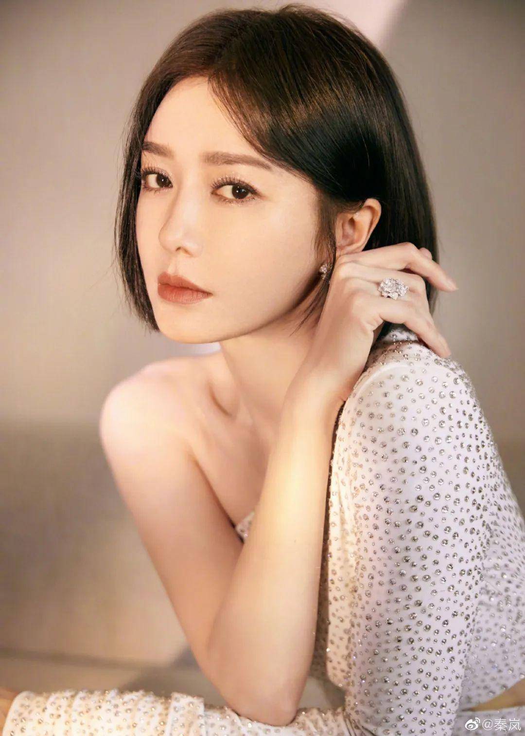 给流量小花小生当妈的,关键是片酬还没有多少,因此秦岚很