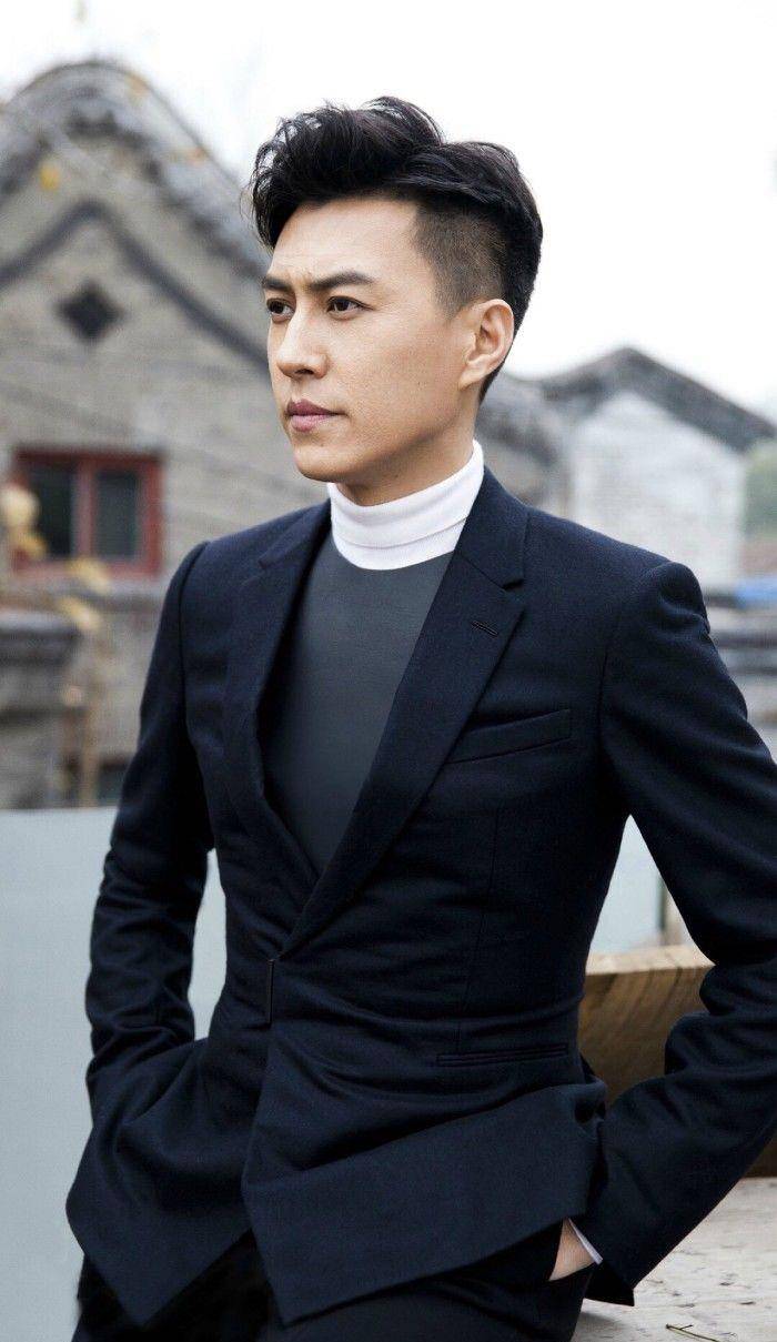 靳东深夜返5千万豪宅,提礼品与友人挥手显不舍,44岁身材太健硕_张国立