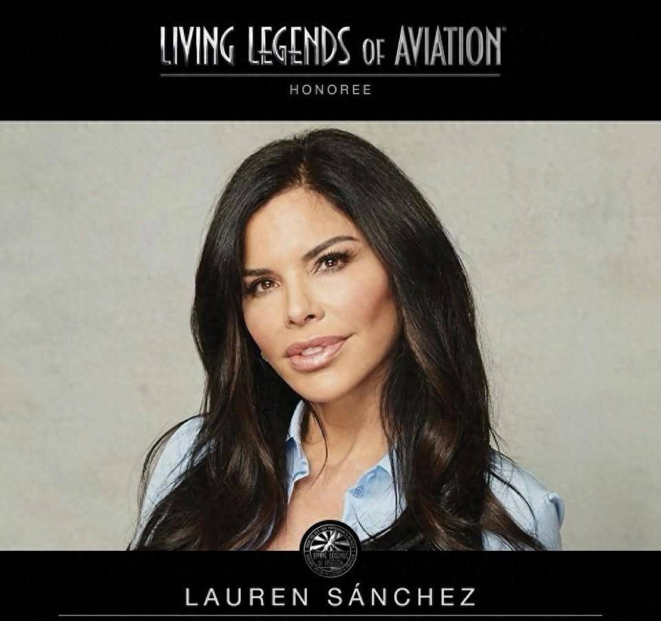 53岁的桑切斯穿着胸罩走路,紧紧握住贝索斯的手,两人