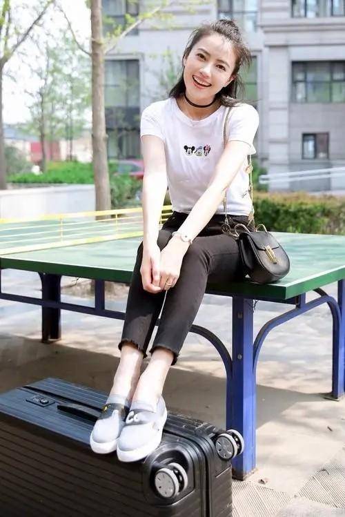 高圆圆逛菜市场照片,43岁白美靓丽似小姑娘,难怪赵又廷拿她当宝_白色