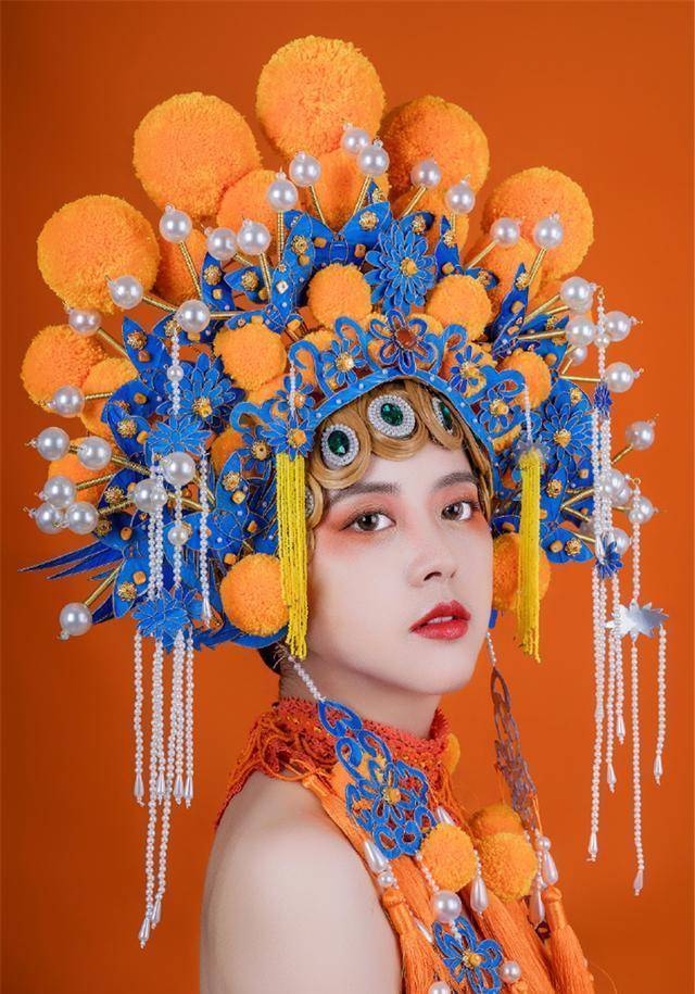 95后美女用18个易拉罐做出凤冠,网友:这也太美了!_文化_传统_工艺