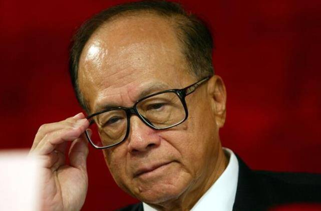 李嘉诚一辈子的阴影:深夜带18岁的李嘉欣回家,仅3小时原配暴毙