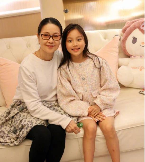 李小璐带女儿陪外婆张伟欣,65岁外婆气质出众,曾经是十大美女_时尚