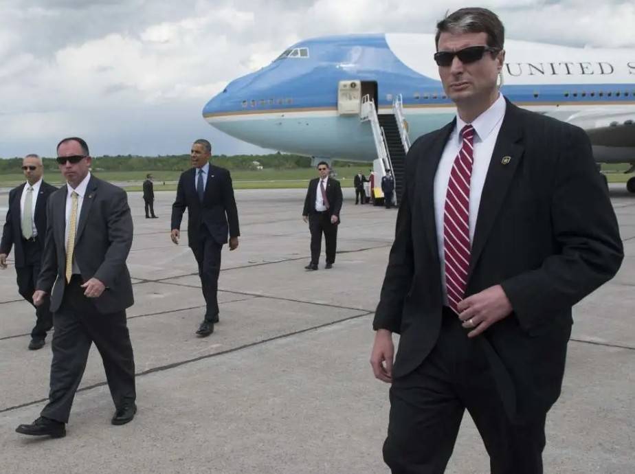 拜登车队被撞,保镖第一反应不是保护总统,特勤局在干啥?