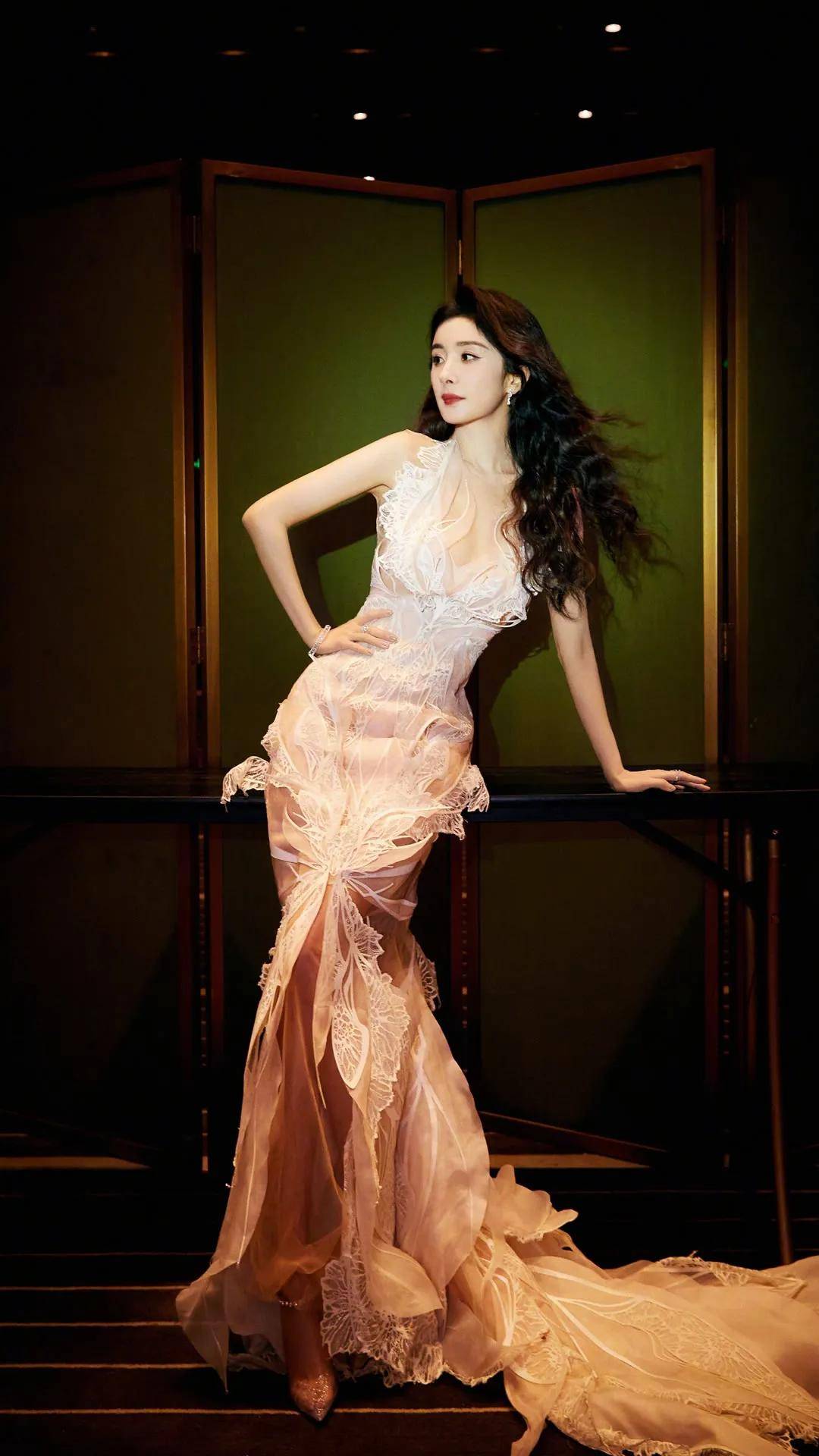 极品女神杨幂相信很多人喜欢她的身材-_女明星_的整体_网友