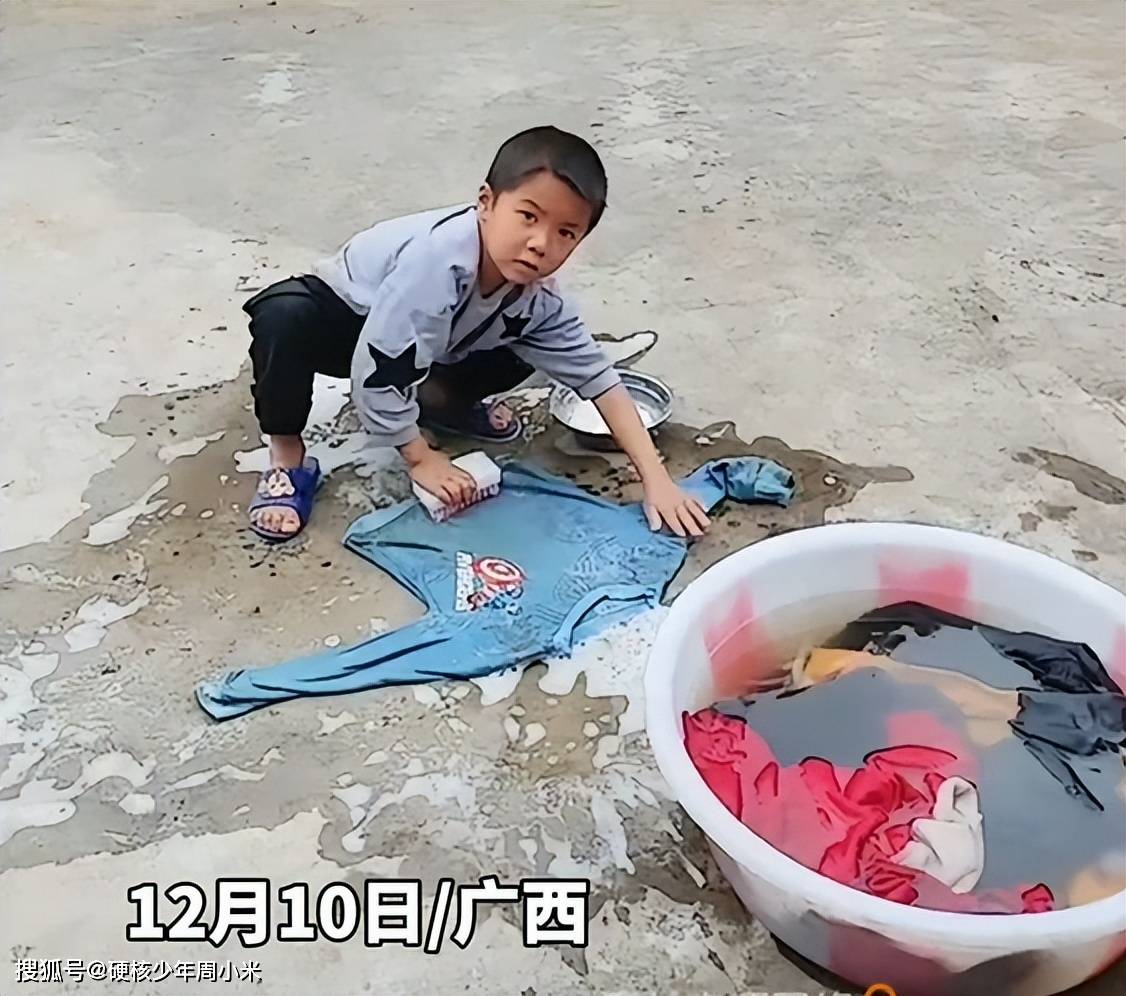 广西一6岁小男孩独自生活,邻居忍不住心疼:只有我们照顾他_孩子_洗