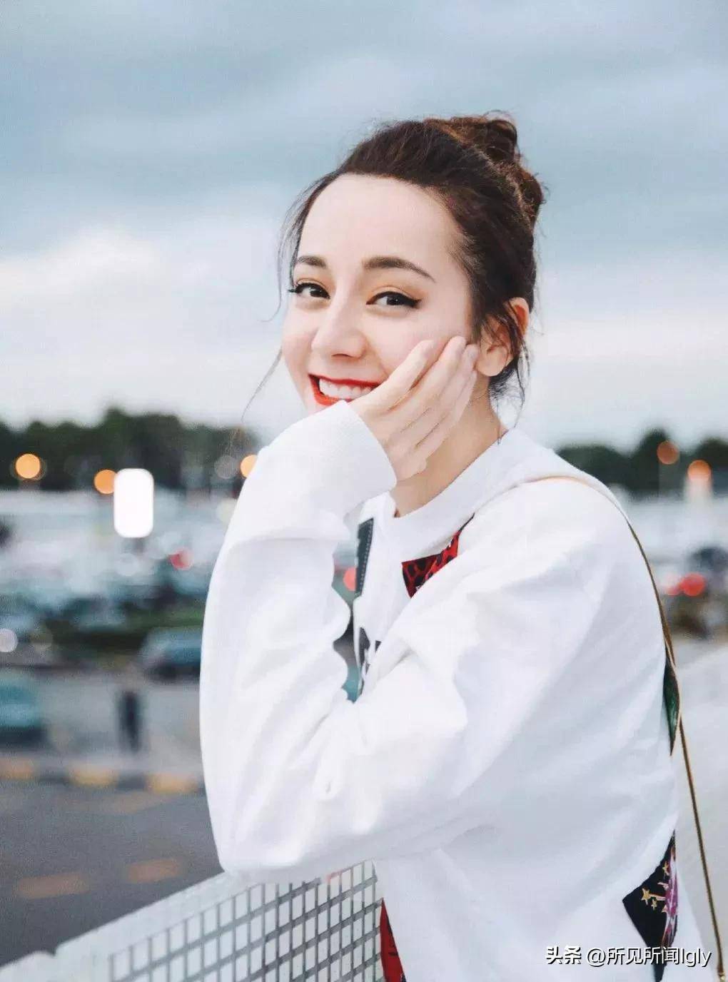 迪丽热巴于1992年6月3日出生于新疆乌鲁木齐市的一个文艺世家.