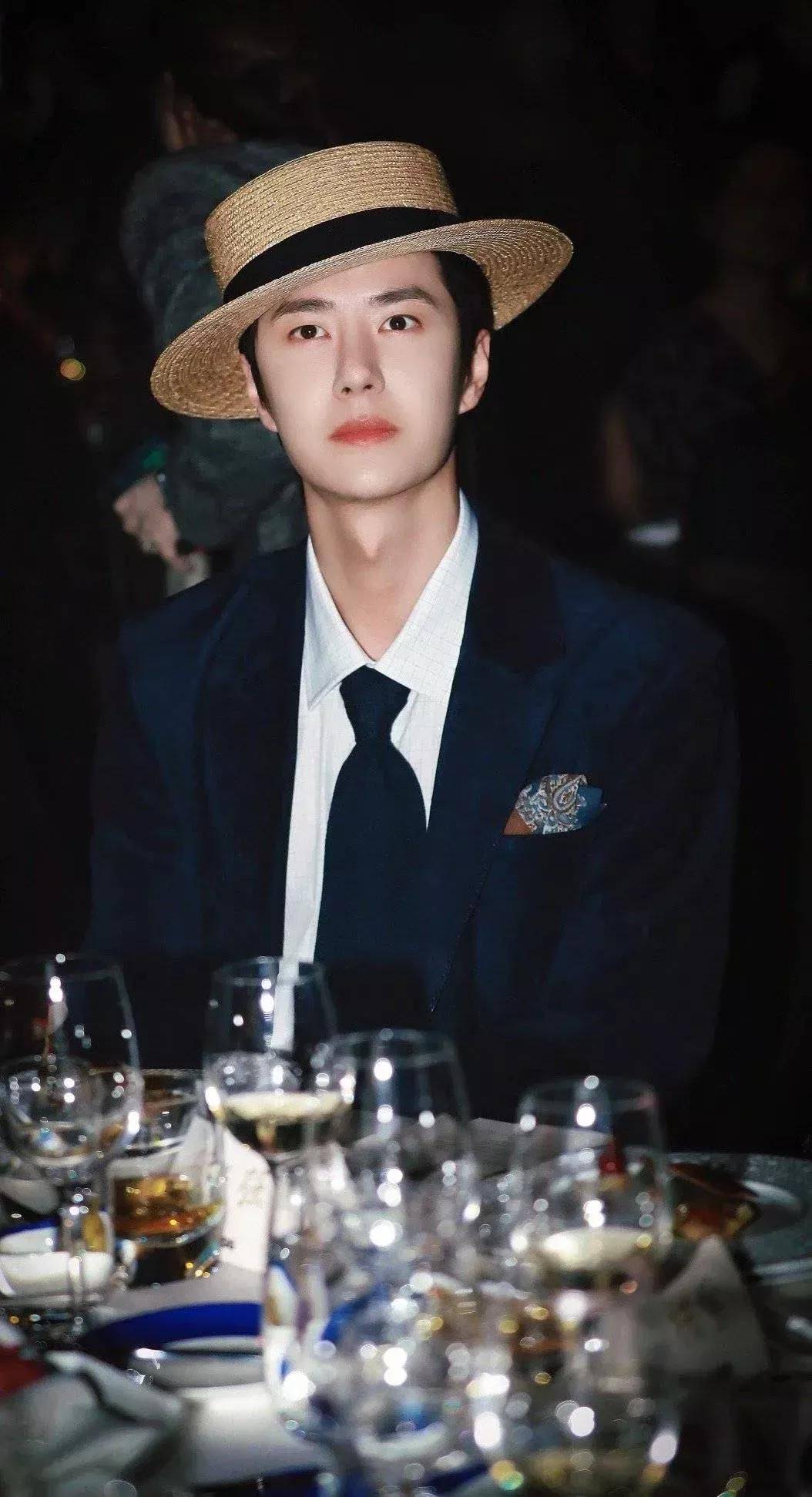 除了王一博,龚俊在游船上身穿红色西装的造型也是相当帅气.