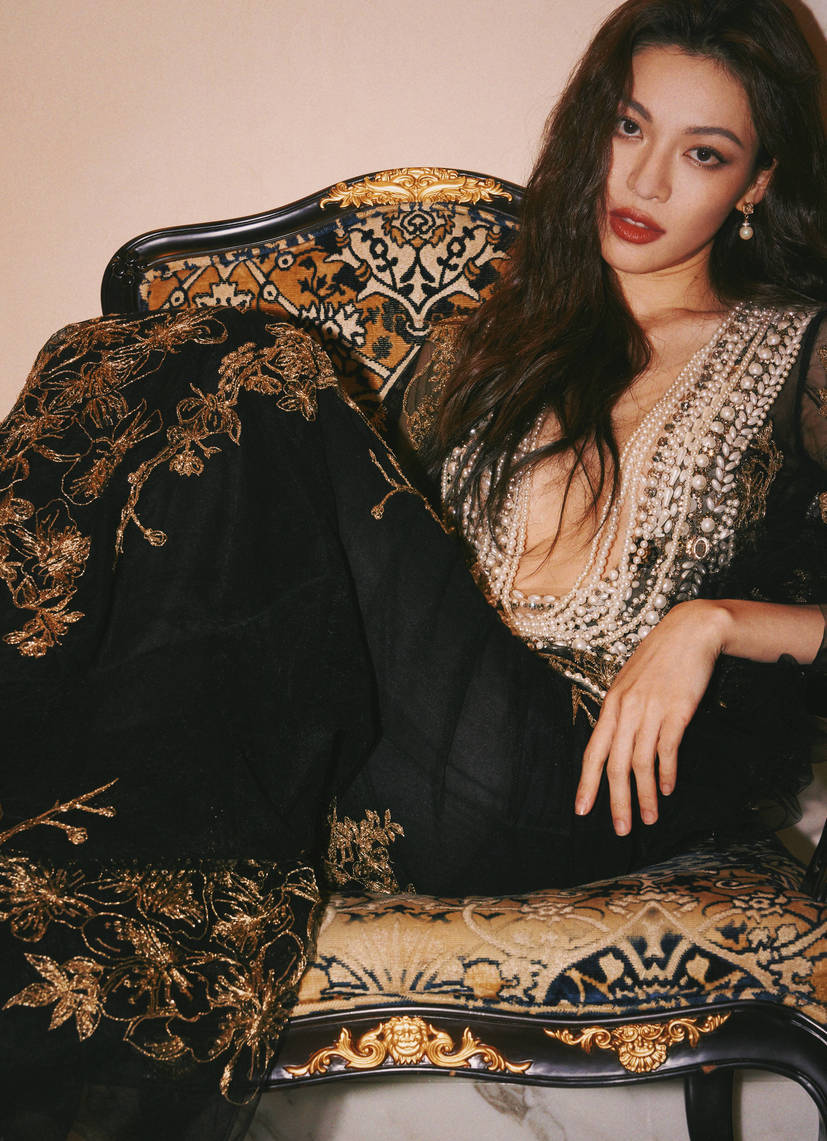 钟楚曦现大尺度造型,华贵礼服领子低到肚脐,胸前中空秀傲人曲线_时尚