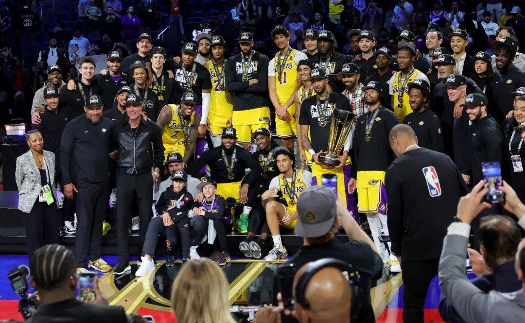 季中赛冠军湖人队全家福再来欣赏一波美妙时刻!