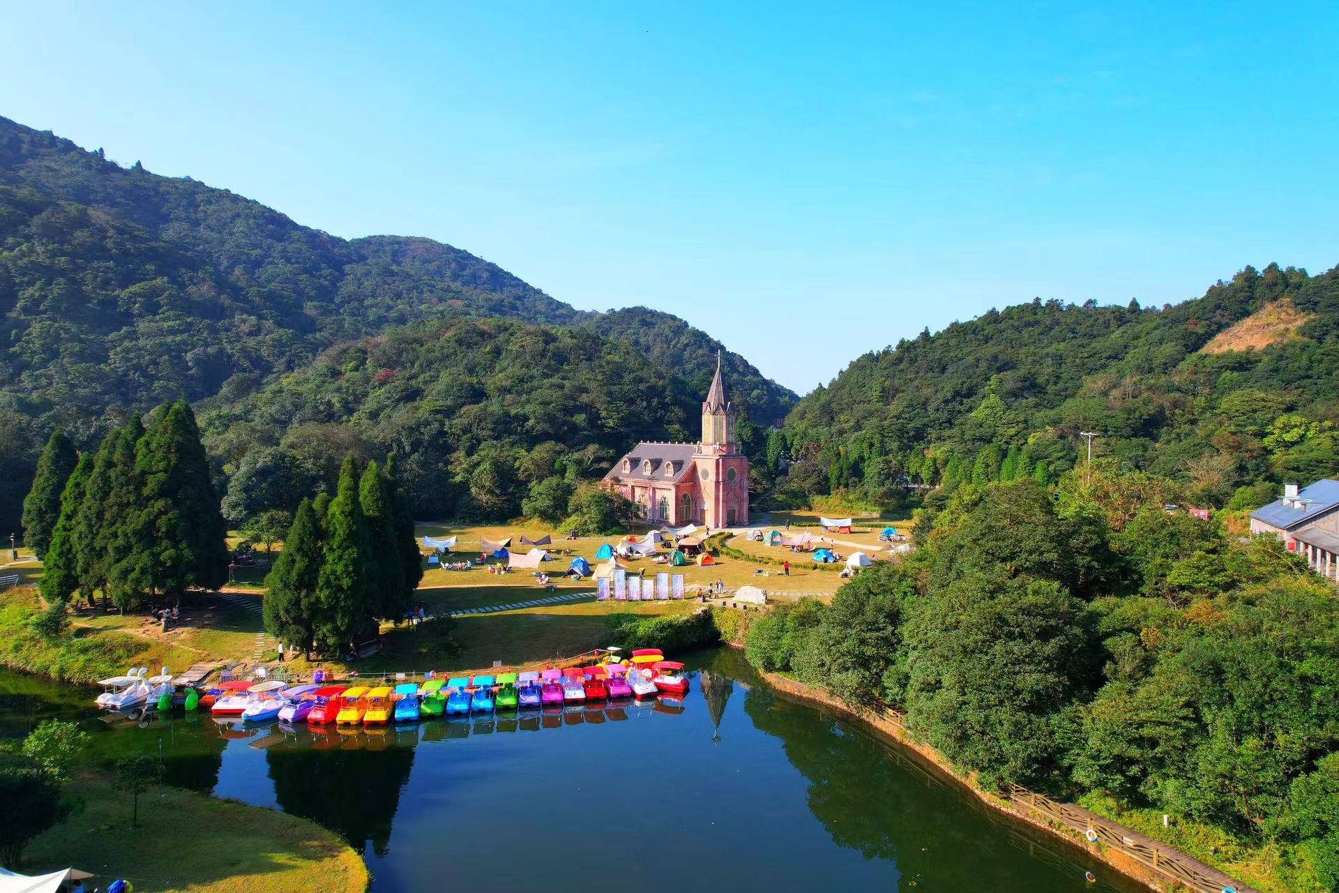 大容山的教堂很适合拍照,周边绿草茵茵,风景如画,尤其适合亲子旅行