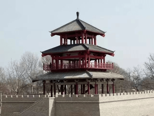 青龙山景区位于长武县相公镇泾河边的青龙山上.