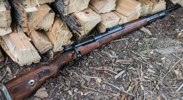 98式步枪的升级款,4千克的重量背在身上也还是能够接受.