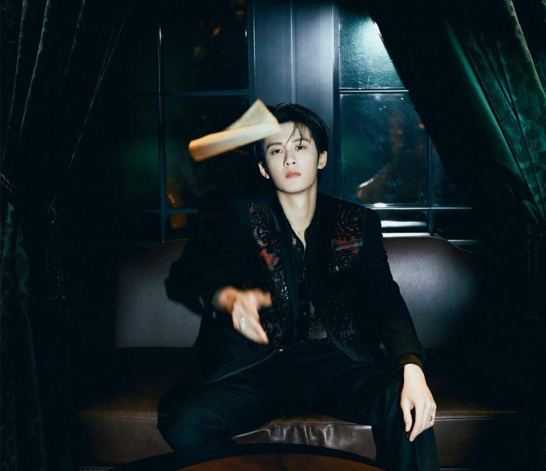 大赏红毯:张若昀大胆露肩引争议,倪妮周雨彤尴尬撞衫,热巴好美_网友