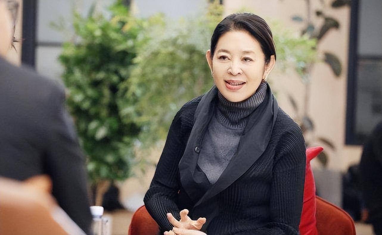 倪萍和陈凯歌分手26年:他娶娇妻生活圆满,她再婚带着伤痛做母亲_因为