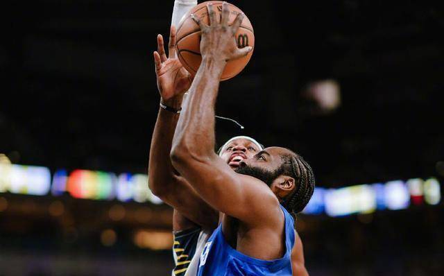 不想起来,起来之后对着镜头一通怒吼,这口气,憋在哈登肚子里太久了啊