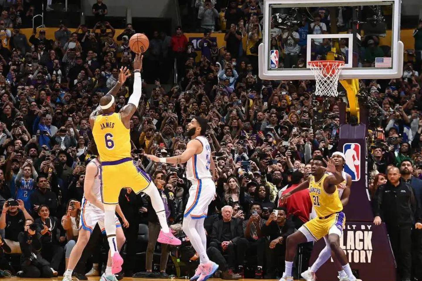 年度体育精彩瞬间:勒布朗·詹姆斯成为NBA历史最佳得分手。_贾巴尔_纪录_跳投