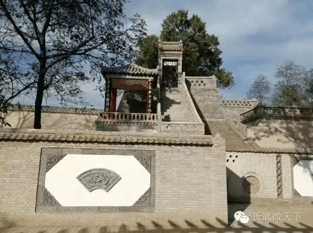 青龙山景区位于长武县相公镇泾河边的青龙山上.
