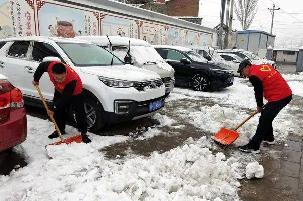 偏關:全縣機關幹部群眾齊上陣 吹響清雪除冰