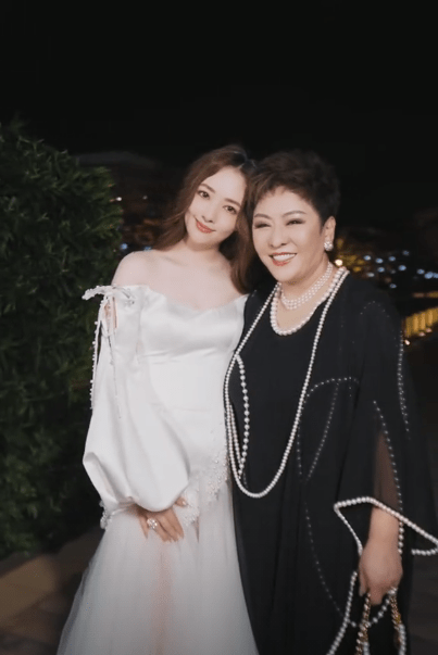 因为向太和郭碧婷是最早认识的,两人也曾共同参加过综艺节目,当时向太