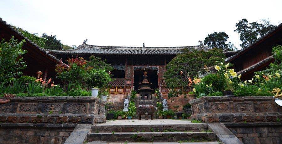 當清晨第一縷陽光照入寺廟內,太陽緩緩升起,妙峰山被金色籠罩,山林