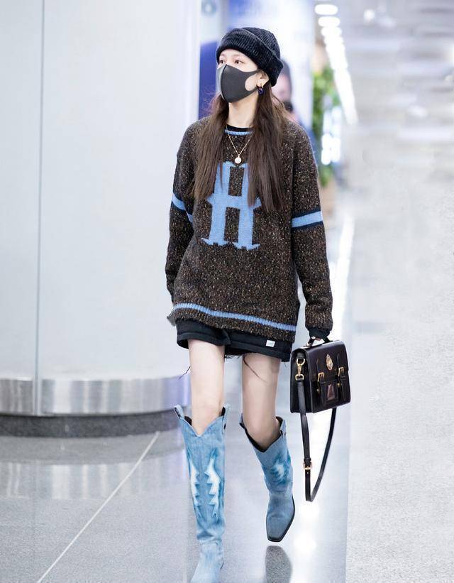 剑桥包在时尚界这么火爆,当然很多当红明星会用剑桥包搭配很多造型