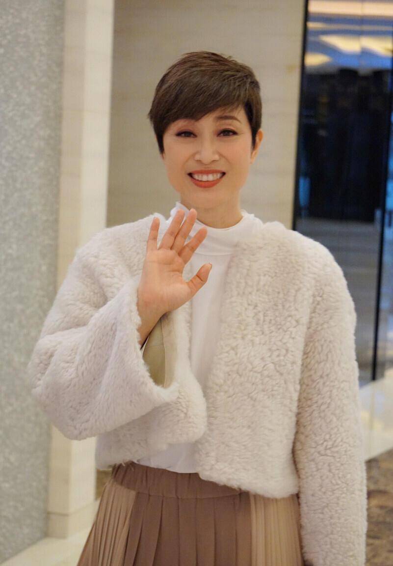 被57岁陈法蓉的阔太式穿搭惊艳了!