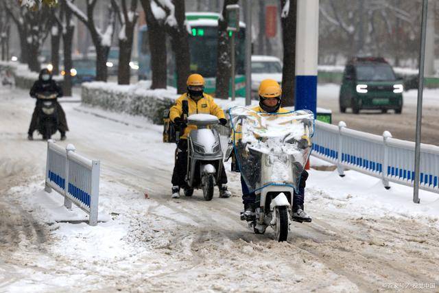 下雪天送外卖小哥图片图片