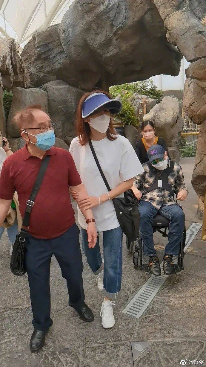 黎姿为弟弟庆生,48岁黎婴站起来拍照,身体状态已与常人无异_轮椅_一家